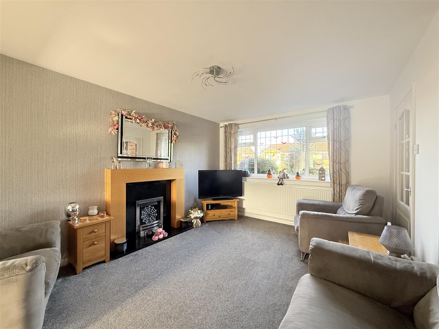 4 bed house - semi-detached in Lynwood Close, Ashton-Under-Lyne – photo 2